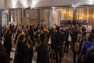 Público en el hall de la cinemateca después de ver mudos testigos.