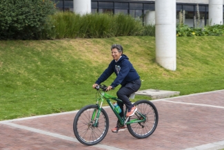 Alcaldesa llegando al parque el Tunal en bicicleta.