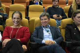 Alcaldesa en la premiere de la película Cuando las aguas se juntan