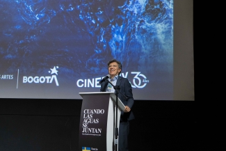 Alcaldesa dando palabras en la premiere de la película Cuando las aguas se juntan