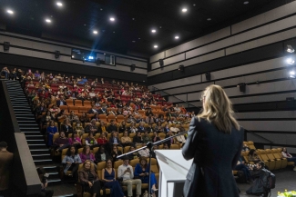 Publico, activistas y artistas en la premiere de la película Cuando las aguas se juntan