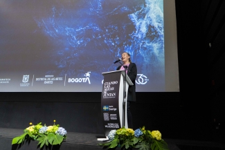 Publico, activistas y artistas en la premiere de la película Cuando las aguas se juntan