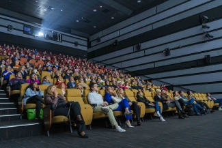 Publico, activistas y artistas en la premiere de la película Cuando las aguas se juntan