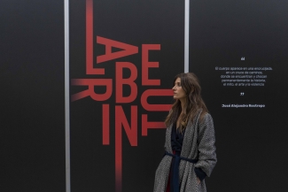 Artista Liz Callejas en la in inauguración de la exposición Laberinto.