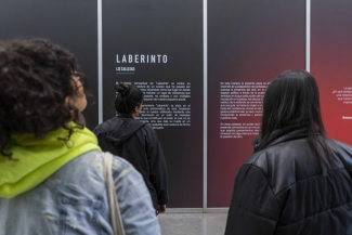 Público leyendo la descripción de la exposición de Laberinto.