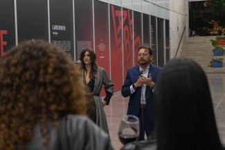 Mauricio Galeano y Liz Callejas en Palabras de inauguración de la exposición Laberinto.