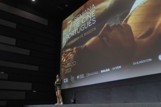Gerente de artes audiovisuales presentando la semana de cine Portugués 