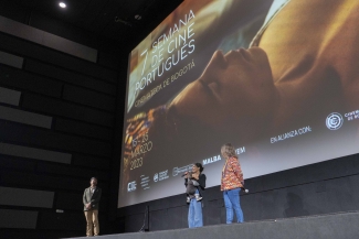 Gerente de las artes audiovisuales presentando la semana de cine portugués junto a una de las directoras de las películas 