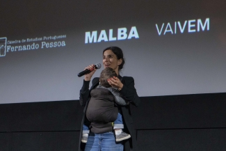 Gerente de las artes audiovisuales presentando la semana de cine portugués junto a una de las directoras de las películas 