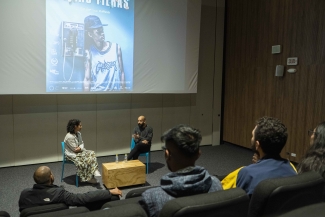 Director de la película la ciudad de las fieras, moderadora y público.