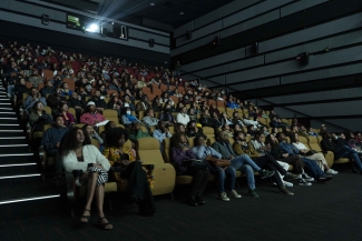 Espectadores viendo las obras de la 7.a muestra afro 2022.