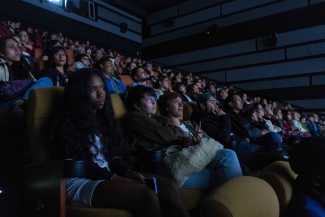 Público observando las obras de la Gala rodante 2022.