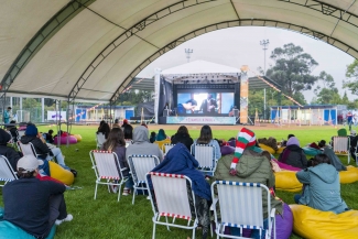 Público viendo películas en Cinemateca al parque Puente Aranda.