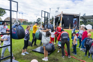 Público en ejercicios de boxeo en Cinemateca al parque Puente Aranda.