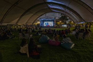 Público viendo películas en Cinemateca al parque Puente Aranda.