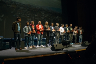 Así fue el reconocimiento de Es Cultura Local en el Teatro Jorge Eliécer Gaitán el pasado miércoles 15 de marzo. Conoce a los ganadores de la tercera versión, más de 500 participantes que recibieron un reconocimiento por promover el arte y la cultura en las 20 localidades de Bogotá. Fueron homenajeados en una jornada llena de danza y música, junto con las palabras de agradecimiento de parte de Catalina Valencia, Secretaria de Cultura, Recreación y Deporte y Felipe Jiménez, Secretario de Gobierno.