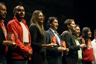 Así fue el reconocimiento de Es Cultura Local en el Teatro Jorge Eliécer Gaitán el pasado miércoles 15 de marzo. Conoce a los ganadores de la tercera versión, más de 500 participantes que recibieron un reconocimiento por promover el arte y la cultura en las 20 localidades de Bogotá. Fueron homenajeados en una jornada llena de danza y música, junto con las palabras de agradecimiento de parte de Catalina Valencia, Secretaria de Cultura, Recreación y Deporte y Felipe Jiménez, Secretario de Gobierno.