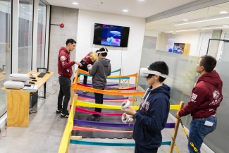 Público disfrutando de las actividades de Tómate la Cinemateca de Bogotá. actividad VR.