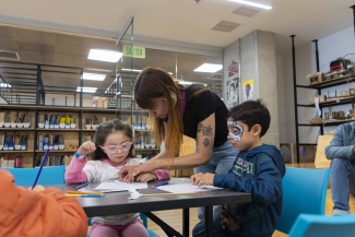 Público disfrutando de las actividades de Tómate la Cinemateca de Bogotá. Taller de muñecos.