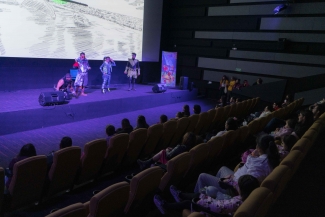 Público disfrutando de las actividades de Tómate la Cinemateca de Bogotá. Presentación de la Liga Super criolla.