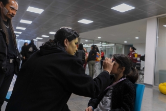 Público disfrutando de las actividades de Tómate la Cinemateca de Bogotá. Maquillaje artístico.