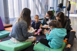 Público disfrutando de las actividades de Tómate la Cinemateca de Bogotá. Taller de lectura.