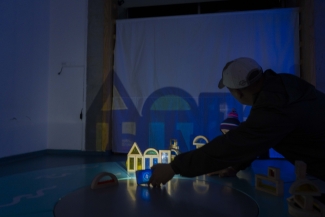 Público disfrutando de las actividades de Tómate la Cinemateca de Bogotá. Taller de sombras en sala rayito.