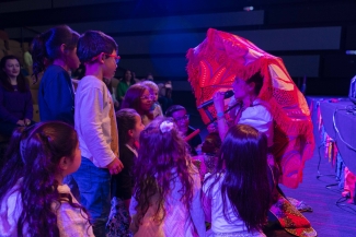 Público disfrutando de las actividades de Tómate la Cinemateca de Bogotá. Concierto de María del Sol y Cantaclaro