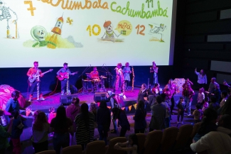 Público disfrutando de las actividades de Tómate la Cinemateca de Bogotá. Concierto de María del Sol y Cantaclaro