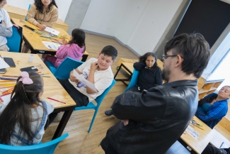 Público disfrutando de las actividades de Tómate la Cinemateca de Bogotá. Taller crea tu personaje.