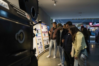 Público viendo la programación para la celebración de los 52 años de la Cinemateca de Bogotá.
