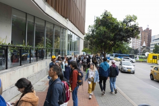 Público haciendo fila para la celebración de los 52 años de la Cinemateca de Bogotá.