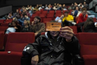 Asistentes felices después de la proyección de una película de los 52 años de la Cinemateca de Bogotá.