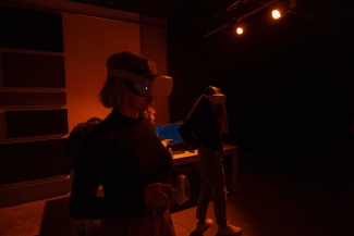 Público interactuando con las obras VR.