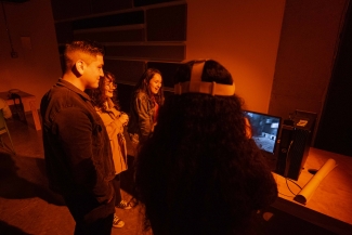 Público interactuando con las obras VR.