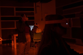 Público interactuando con las obras VR.