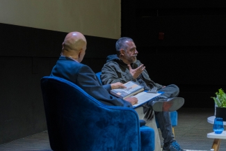 Charla de Mario Mendoza en el cine y yo en la Cinemateca de Bogotá