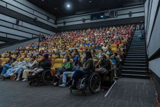 Charla de Mario Mendoza en el cine y yo en la Cinemateca de Bogotá
