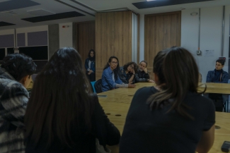 Interacción del publico con la exposición y charla junto a la curadora