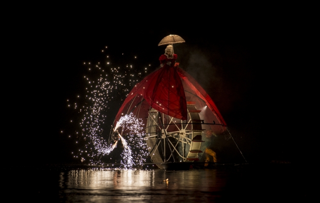 Water Fools, El circo gigante de música y fuego.