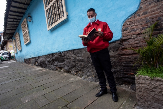 Libro al viento en el 9 de abril