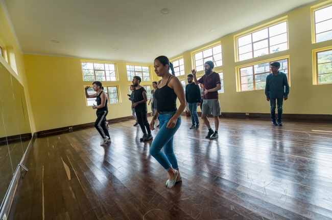 Fotografía de personas bailando en sala de danza