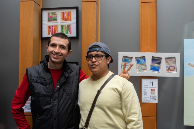 Dos personas frente a una instalación artística en el Planetario. 