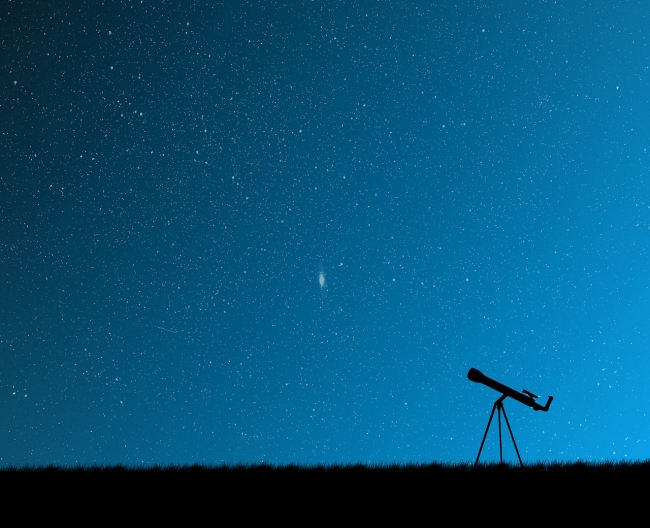 Cielo azul con estrellas y un telescopio en el suelo. 