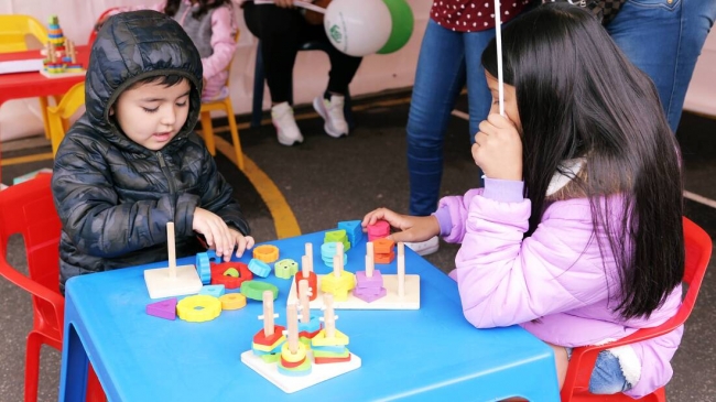 Niño y niña jugando