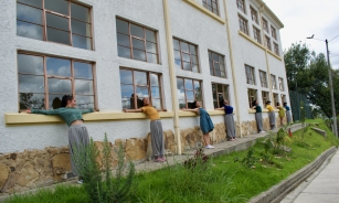 Personas que bailan al rededor de una casa