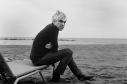 hombre sentado en la playa 