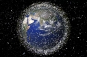 Imagen de la Tierra desde el espacio con muchos satélites y basura espacial orbitándola. 