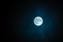La luna con neblina enfrente en el cielo oscuro 