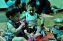 Bebés jugando durante experiencia artística